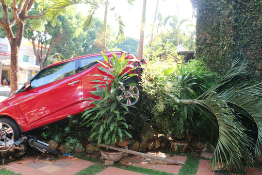 Nữ tài xế lái ô tô đâm 3 xe máy rồi lao vào bụi cây