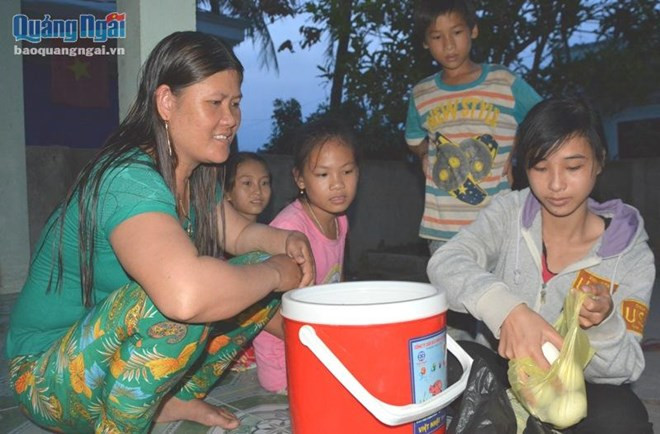 Ban đêm, em rảo bước khắp xóm bán trứng vịt lộn.