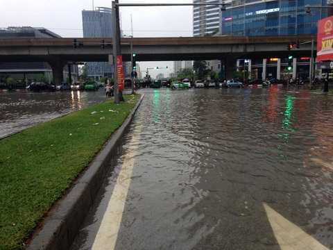 Tuyến Phạm Hùng giao với Đỗ Văn Hưu ngập sâu từ tối qua ảnh Otofun. Tuyến Phạm Hùng giao với Đỗ Văn Hưu ngập sâu từ tối qua ảnh Otofun.