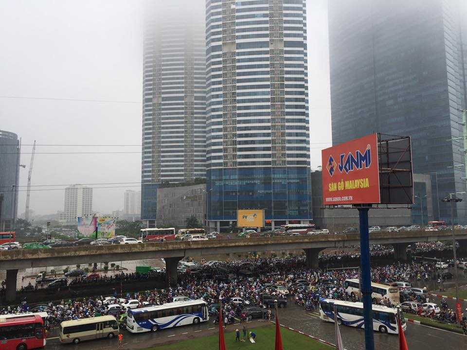 Hình ảnh tắc nghẽn tại Ngã tư Phạm Hùng - Dương Đình Nghệ :Ảnh otofun.