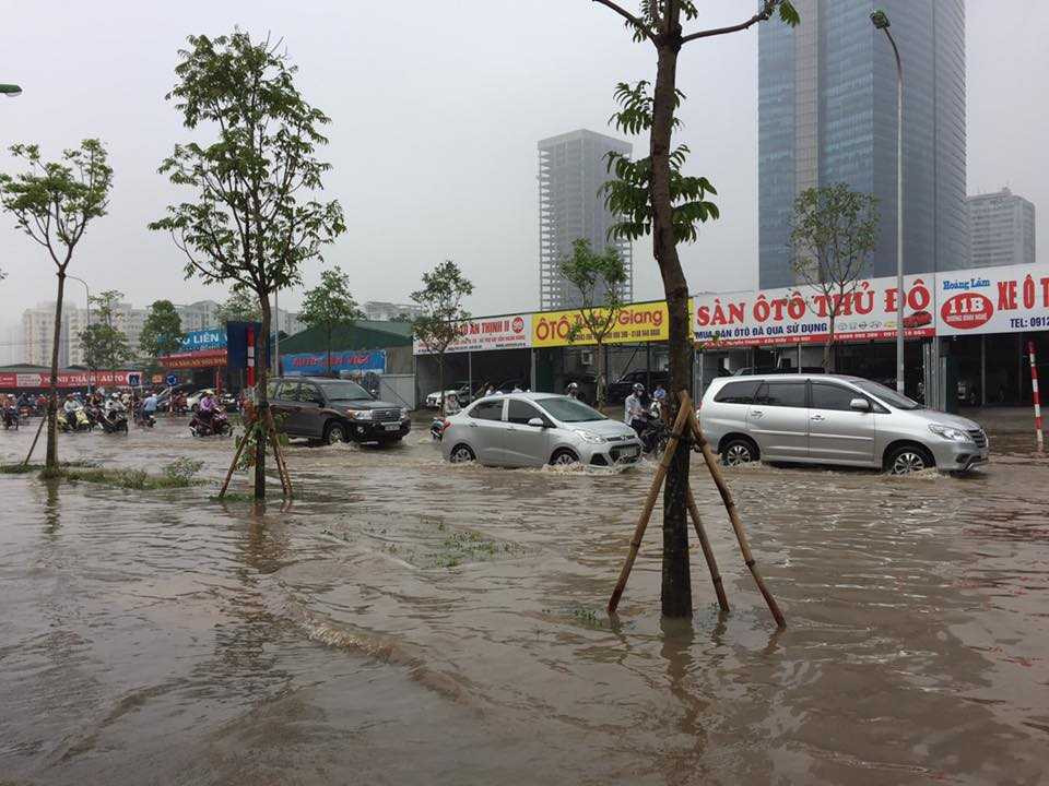 Hàng trăm chiếc <a href='https://vtcnews.vn/oto-xe-may.31.0.html' >ô tô</a> bì bõm dưới dòng nước lớn ảnh: Quang Minh.