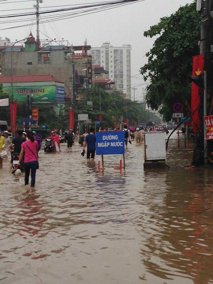 Các phương tiện đều chết máy nên người dân chỉ còn biết chọn cách là đi bộ Ảnh otofun.