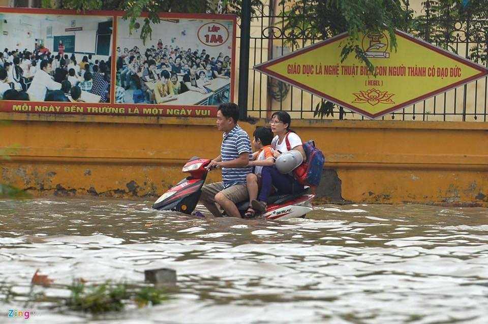 Phụ huynh vất vả đưa con đến trường Ảnh otofun.