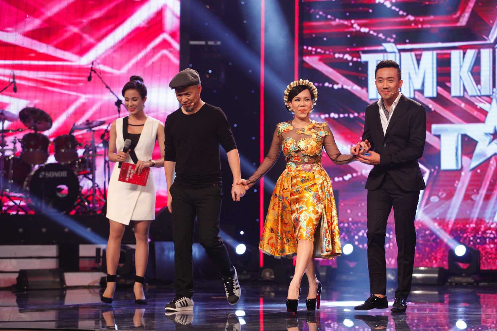 Bộ ba giám khảo Huy Tuấn - Việt Hương - Trấn Thành.