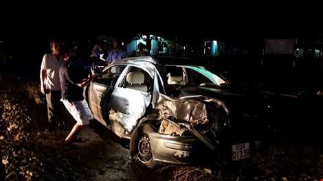 Chiếc xe ô tô đâm vào tàu hỏa bị nát bét, biến dạng. Ảnh PL TP.HCM