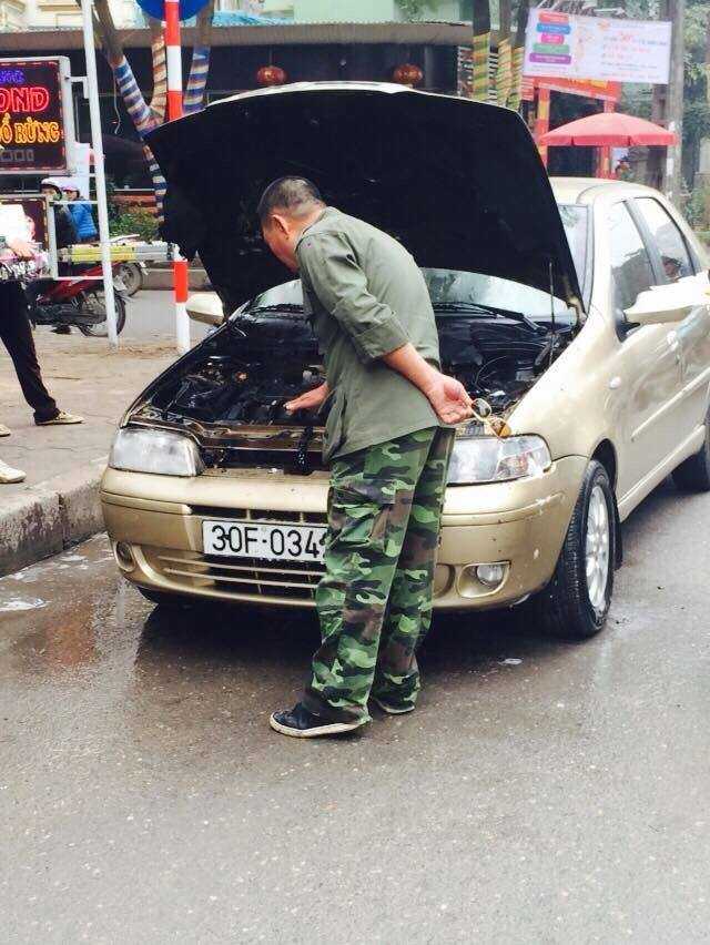 Ô tô bị cháy gần hết máy mốc bên trong đầu xe. Ảnh Đổi Thay