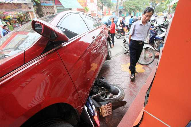 Hiện trường vụ việc chiếc ôtô do chị Nhung điều khiển tông liên hoàn vào năm xe máy khiến một người bị thương nặng - Ảnh: Tiến Thắng