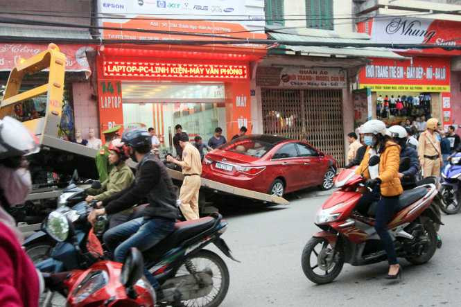 Cảnh sát giao thông có mặt điều tiết giao thông và di dời các phương tiện về trụ sở để giải quyết vụ việc - Ảnh: Tiến Thắng