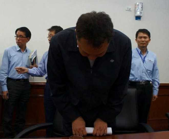 Ông Phàm cúi đầu xin lỗi người dân cả nước trong cuộc họp báo chiều 26/4 tại Formosa Hà Tĩnh. Ảnh: CTV.