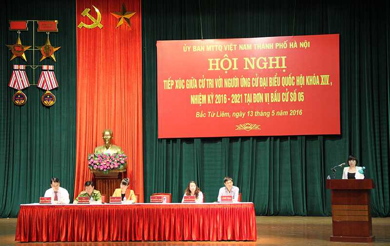 Các ứng viên đại biểu Quốc hội tiếp xúc cử tri quận Bắc Từ Liêm ngày 13/5 (Ảnh: Phạm Thịnh)