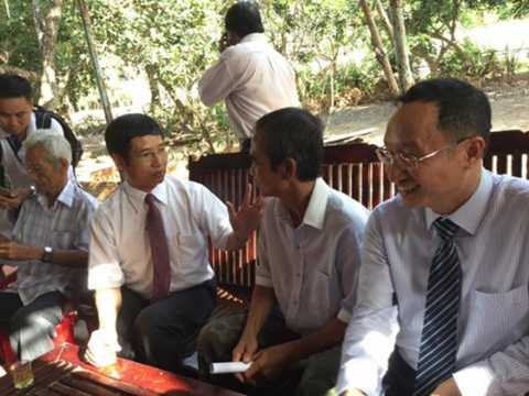 Ông Nén bàn bạc với các luật sư về buổi thương lượng với TAND Bình Thuận Ông Nén bàn bạc với các luật sư về buổi thương lượng với TAND Bình Thuận