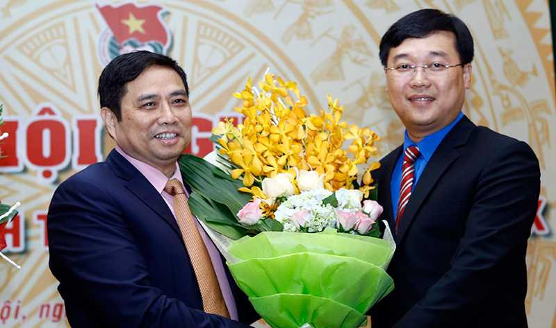 Đồng chí Phạm Minh Chính, Ủy viên Bộ Chính trị, Bí thư Trung ương Đảng, Trưởng Ban Tổ chức Trung ương tặng hoa chúc mừng ông Lê Quốc Phong 