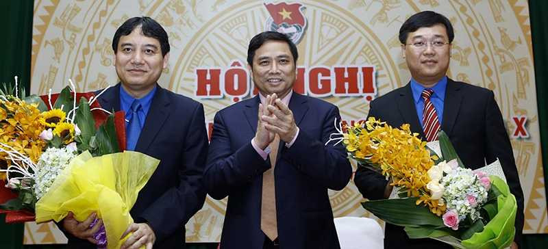 Đồng chí Phạm Minh Chính, Ủy viên Bộ Chính trị, Bí thư Trung ương Đảng, Trưởng Ban Tổ chức Trung ương tặng hoa chúc mừng ông Lê Quốc Phong, tân Bí thư thứ nhất Trung ương Đoàn