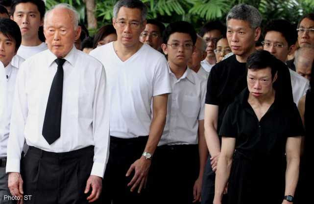 Ông Lý Quang Diệu (trái) và con trai Lý Hiển Long, con gái Lý Vỹ Linh (phải) trong đám tang vợ năm 2010