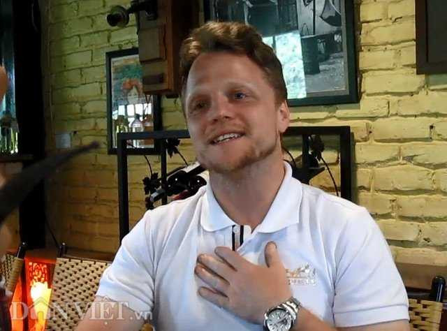 Anh James Joseph Kendall chia sẻ với PV (ảnh: Hòa Nguyễn/Dân Việt)