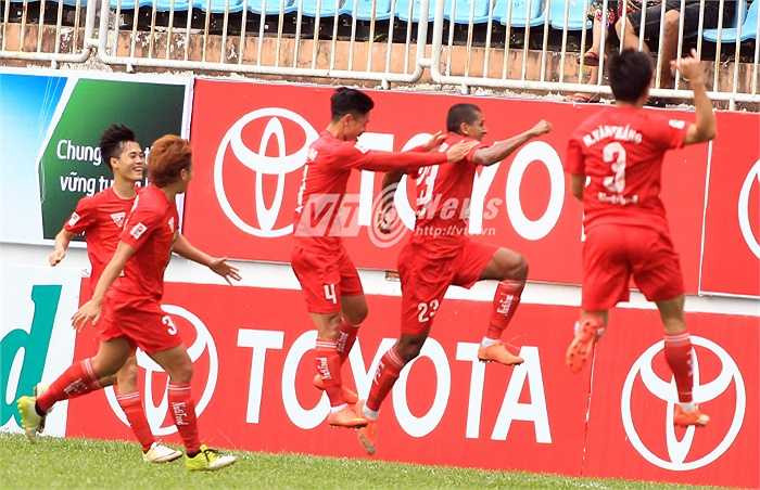 Osmar ăn mừng bàn thắng