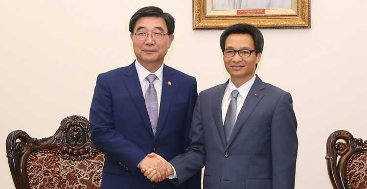 Phó Thủ tướng Vũ Đức Đam tiếp Bộ trưởng Bộ Việc làm và Lao động Hàn Quốc, chiều 17/5. Ảnh: VGP/Đình Nam