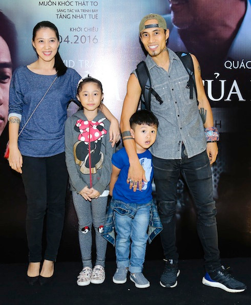 Phạm Anh Khoa lần đầu khoe vợ đẹp con xinh.