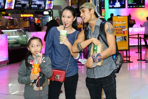 Hai vợ chồng và con gái đầu lòng.