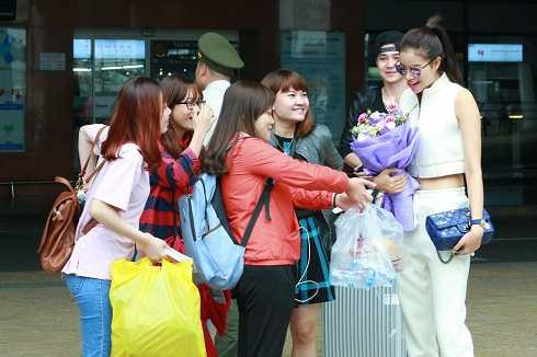 Phạm Hương eo thon quyến rũ, Trương Ngọc Ánh khoe túi đắt tiền ở sân bay