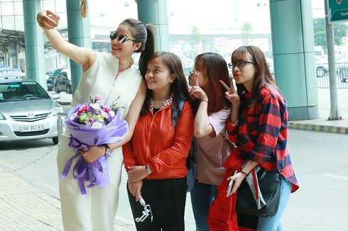 Phạm Hương eo thon quyến rũ, Trương Ngọc Ánh khoe túi đắt tiền ở sân bay