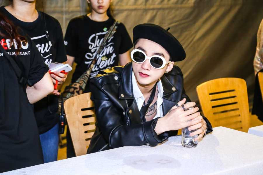 Phạm Quỳnh Anh chăm chút từng li từng tí cho Hoàng Thùy Linh