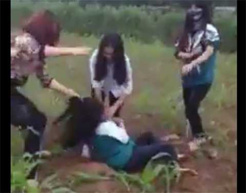 Nữ sinh bị đánh hội đồng dã man nhưng những người đứng trên chỉ biết hò hét, cợt nhả và quay clip, khiến cộng đồng mạng phẫn nộ