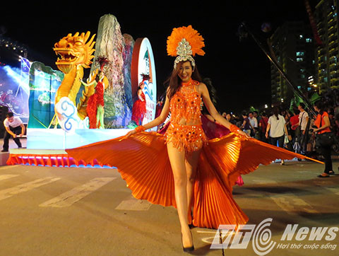 Chương trình diễu hành của các người mẫu, diễn viên tại Carnaval Hạ Long 2015