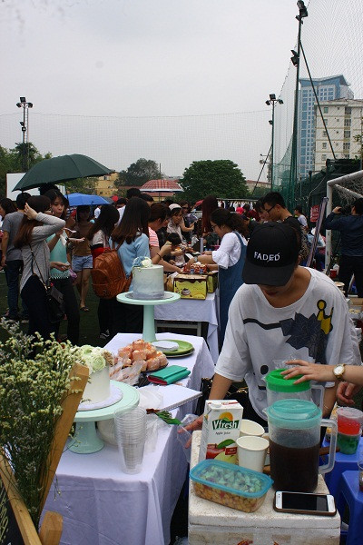 Khu ẩm thực cũng thu hút được rất nhiều người.