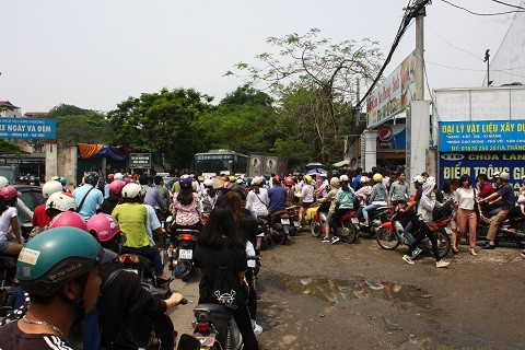 Cổng vào chật cứng, dòng người xếp hàng tràn ra lòng đường gây ùn tắc giao thông.