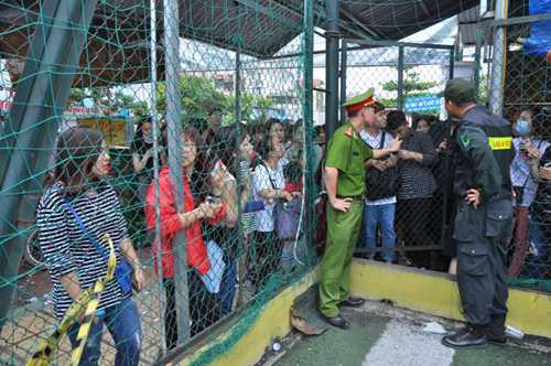 Lực lượng công an phong tỏa lối vào hội chợ.