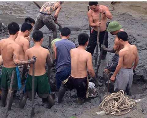 Người dân bơm ao, nạo vét phát hiện 4 quả bom, nặng gần 1 tấn Người dân bơm ao, nạo vét phát hiện 4 quả bom, nặng gần 1 tấn