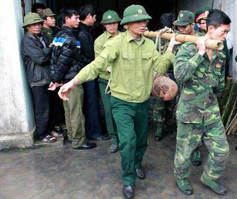 Lực lượng công binh di dời 3 quả bom ra khỏi cơ sở thu mua sắt vụn an toàn Lực lượng công binh di dời 3 quả bom ra khỏi cơ sở thu mua sắt vụn an toàn