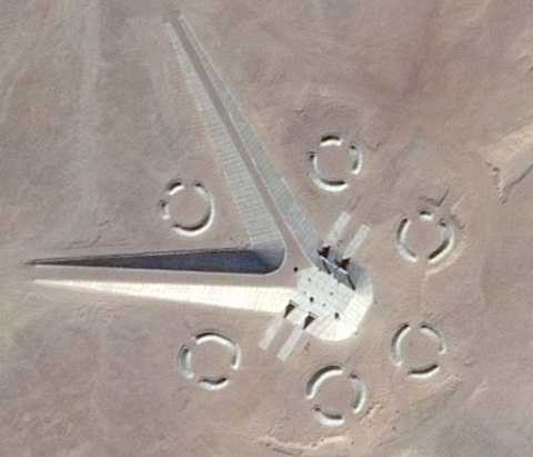 Mới đây Google Earth cũng đã chụp được bức ảnh về ăn cứ bí mật của người ngoài hành tinh ở Ai Cập. Ảnh Google Mới đây Google Earth cũng đã chụp được bức ảnh về ăn cứ bí mật của người ngoài hành tinh ở Ai Cập. Ảnh Google