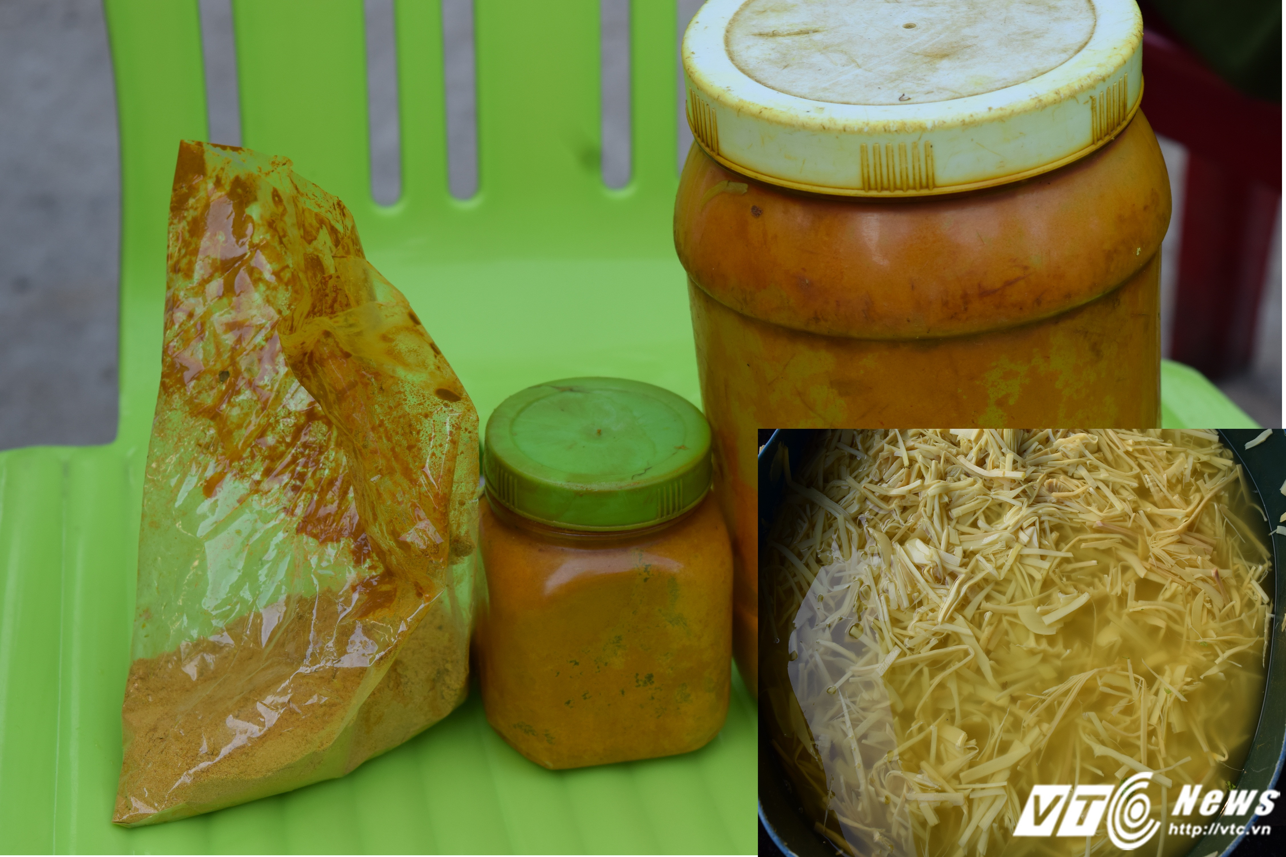 Chất vàng ô (Auramine) - một chất cực độc được hai cơ sở bỏ vào ngâm cùng măng tươi khoảng 5 - 10 phút rồi mang bán cho khách hàng.