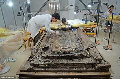 Các nhà khảo cổ đã phát hiện một cỗ quan tài của vị vua Liu He từ năm 74 TCN . Các nhà khảo cổ đã phát hiện một cỗ quan tài của vị vua Liu He từ năm 74 TCN .