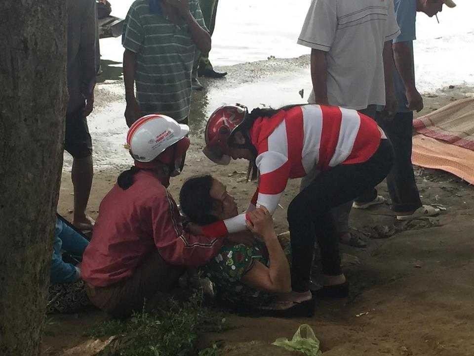 Chị của nạn nhân liên tục gào khóc gọi tên em gái tại hiện trường sự việc.