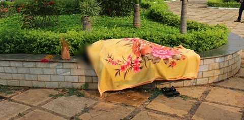 Thi thể nạn nhân tại khuôn viên