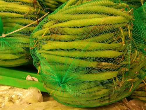 Đậu Cove mốc meo vẫn được bày bán trên kệ của Metro. Ảnh: Ngọc Hân.