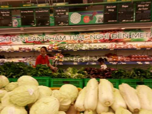 Treo slogan Nghĩ đến sản phẩm tươi, nghĩ đến Metro nhưng Metro lại vẫn bán hoa quả héo. Ảnh: Ngọc Hân.