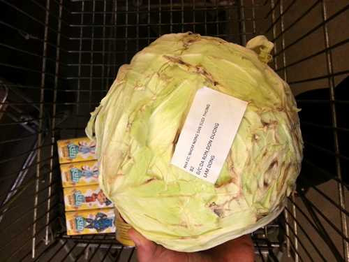 Khá nhiều cải bắp thâm đen gây mất mỹ quan cho người mua sắm. Ảnh: Ngọc Hân.