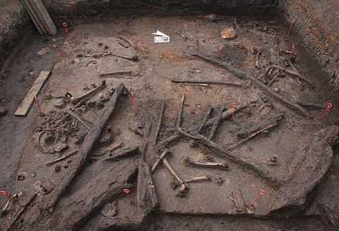 Các nhà khảo cổ học đã phát hiện nhiều vũ khí sắc nhọn thời tiền sử dưới lòng sông. Ảnh Dailymail