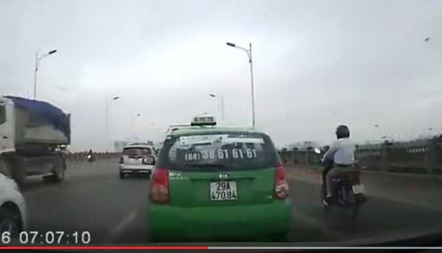 Chiếc xe do anh D. điều khiển chạy với tốc độ cao, lạng lách nguy hiểm. Ảnh cắt từ clip