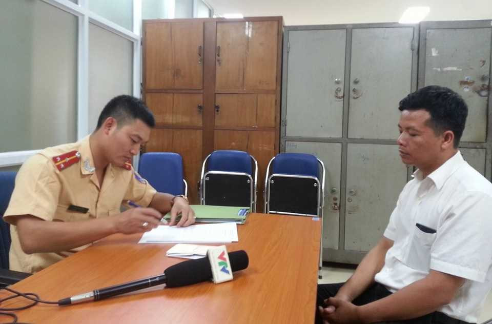 Với hành vi của mình, anh D. bị phạt 7,5 triệu đồng, tước bằng lái 2 tháng.