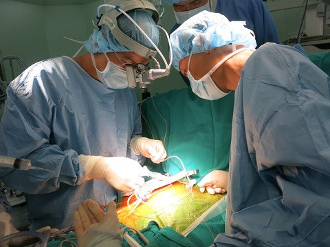 Để cứu sống bà W.T, các bác sĩ Vinmec Times City đã quyết định phẫu thuật cho bệnh nhân ngay khi tiếp nhận.