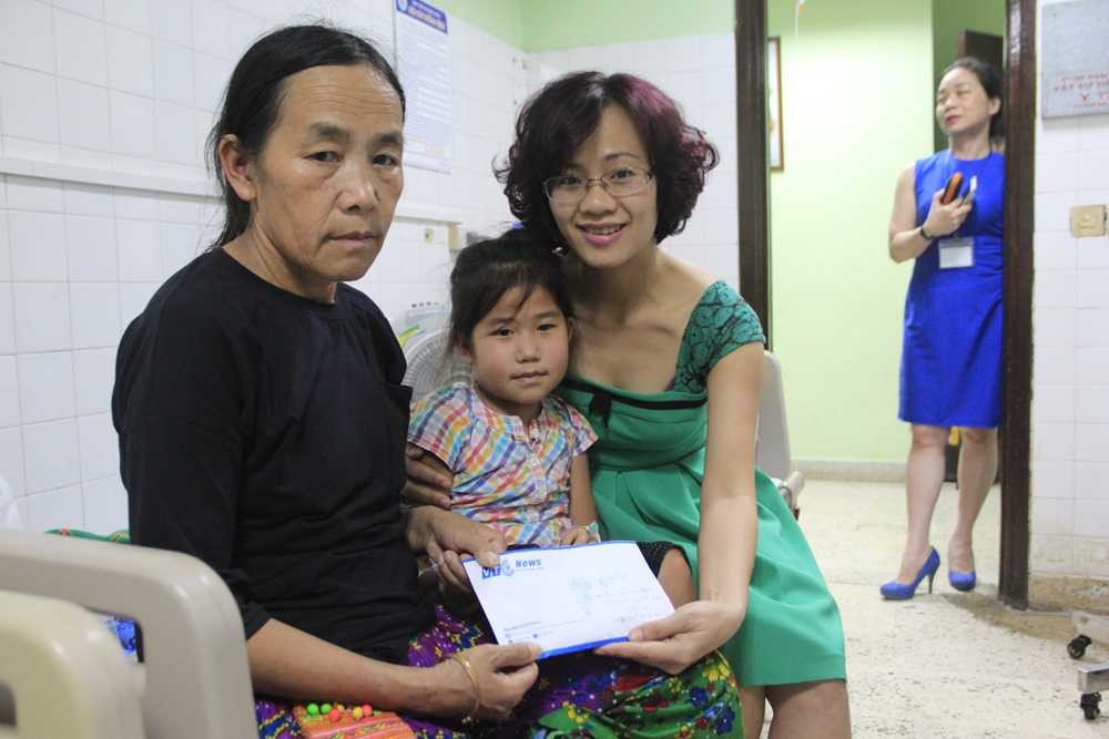 Nhà báo Nguyễn Thùy Linh trao số tiền độc giả ủng hộ qua tài khoản báo điện tử VTC News cho gia đình cháu Lúa.