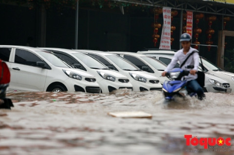 Trận mưa lớn khiến nhiều tuyến đường của Hà Nội trở thành sông