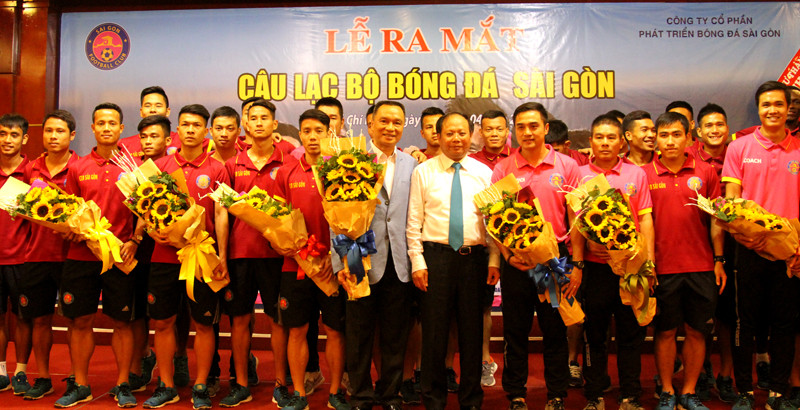 Phó bí thư Thành ủy TP.HCM - ông Tất Thành Cang (áo trắng) đặt ra mục tiêu 'thi đấu vì khán giả' cho tập thể CLB Sài Gòn