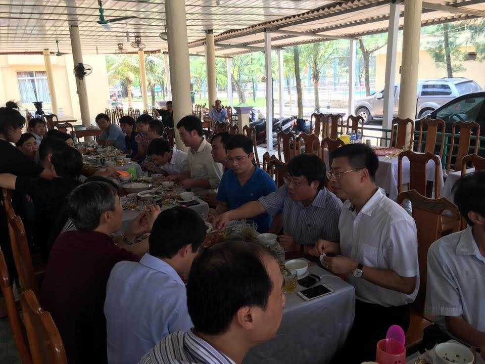 Bữa trưa của đoàn khách Bộ Y tế và lãnh đạo tỉnh Hà Tĩnh, Sở Y tế chủ yếu là hải sản