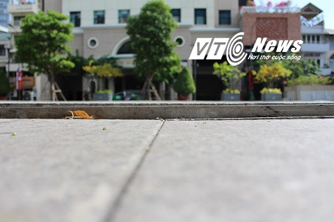 Nắp cống, hố ga nhô lên gần 4cm trên mặt phố nhìn rất thô thiển, mất mĩ quan
